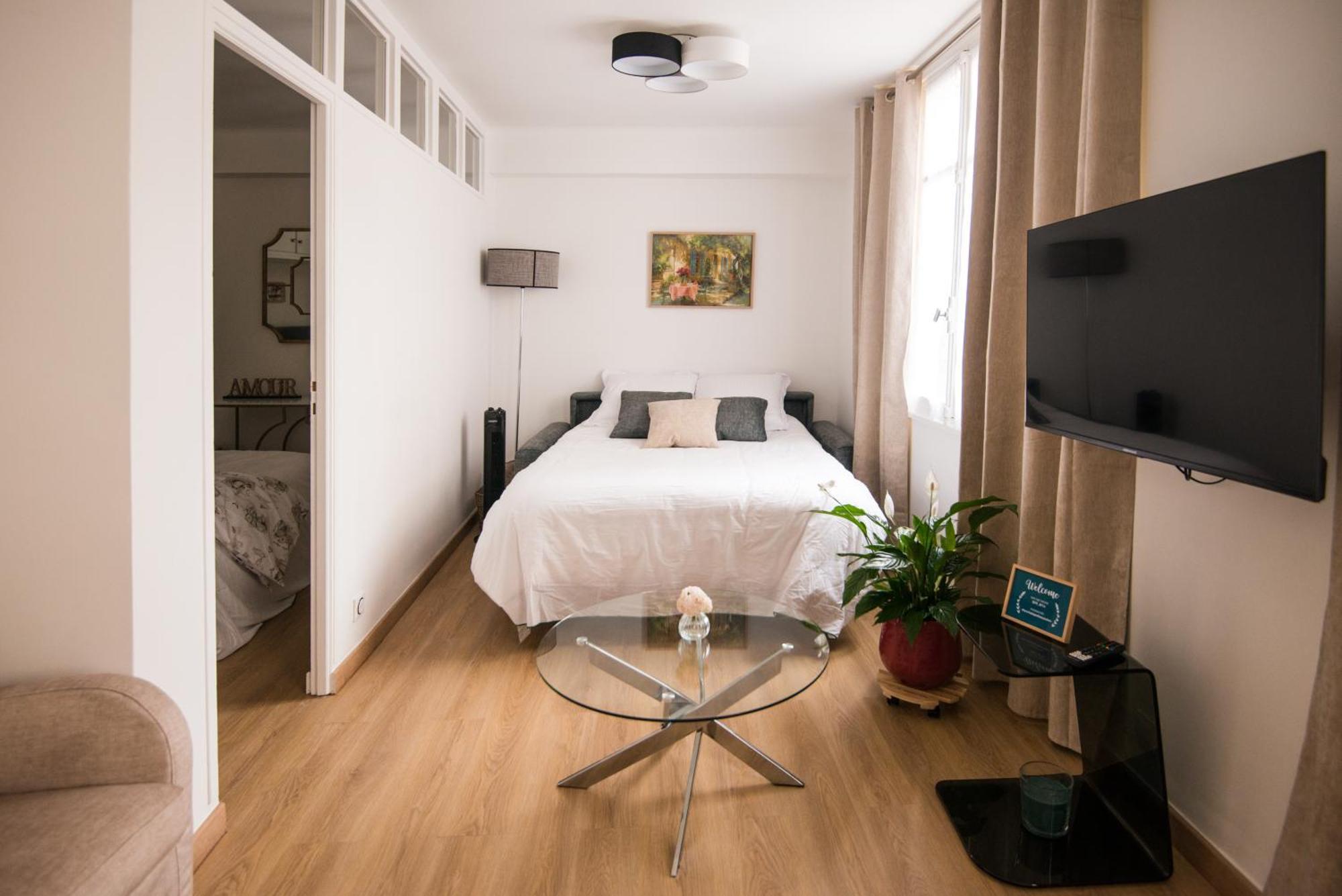 Luxury Art Deco Elegant Escape By Eiffel Tower Apartment Paris