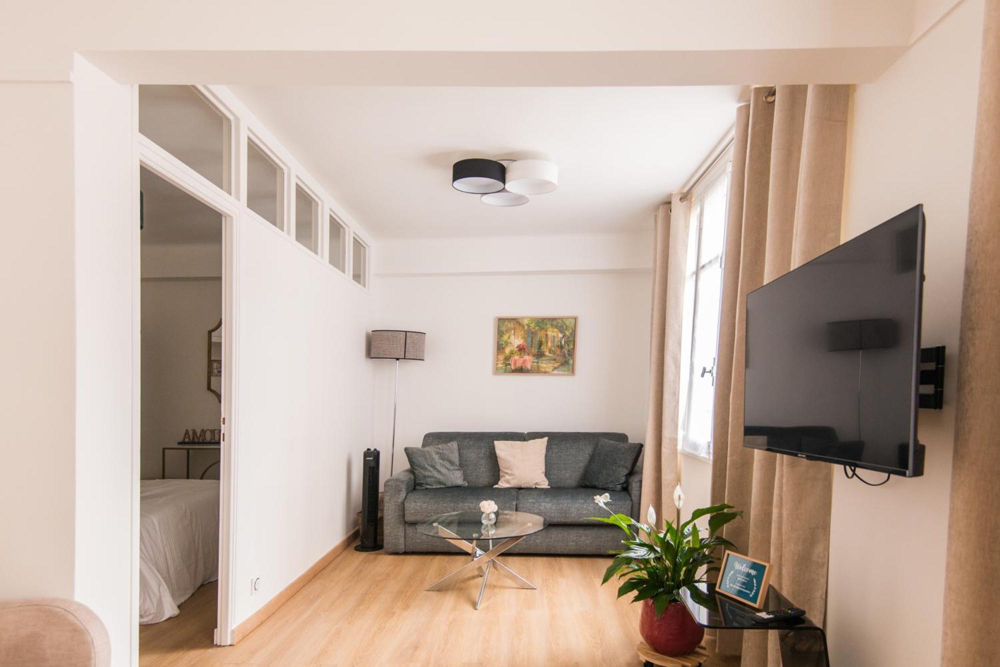 Luxury Art Deco Elegant Escape By Eiffel Tower Apartment