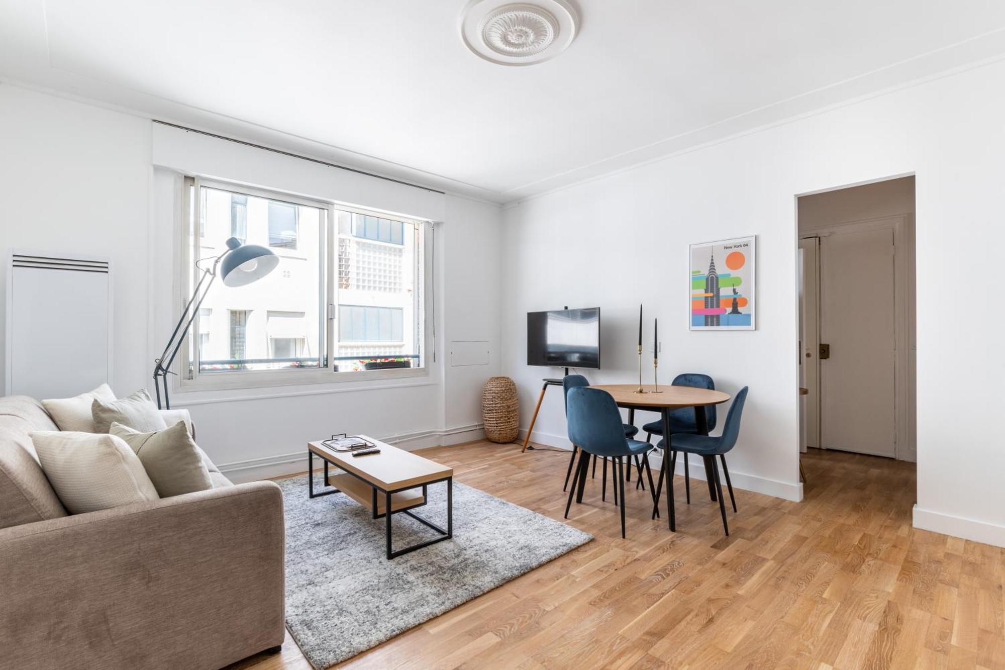 Apartment De Charme Sur L'avenue Montaigne Paris