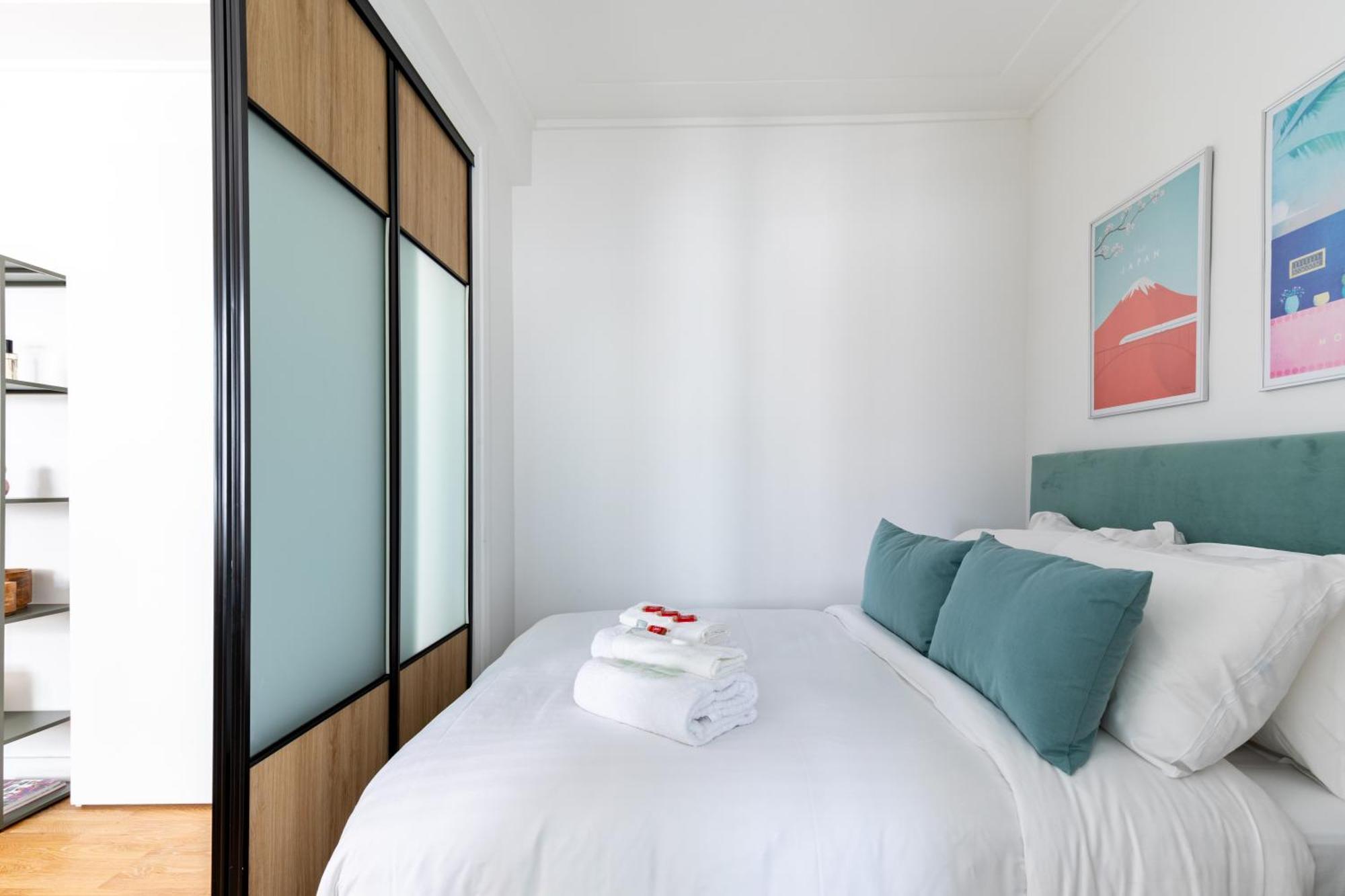 Apartment De Charme Sur L'avenue Montaigne Paris