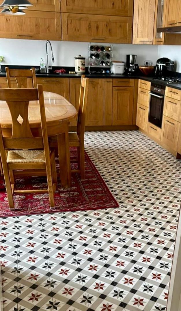 Apartment Grand Familial Parisien, Avec Balcon Et Parking *