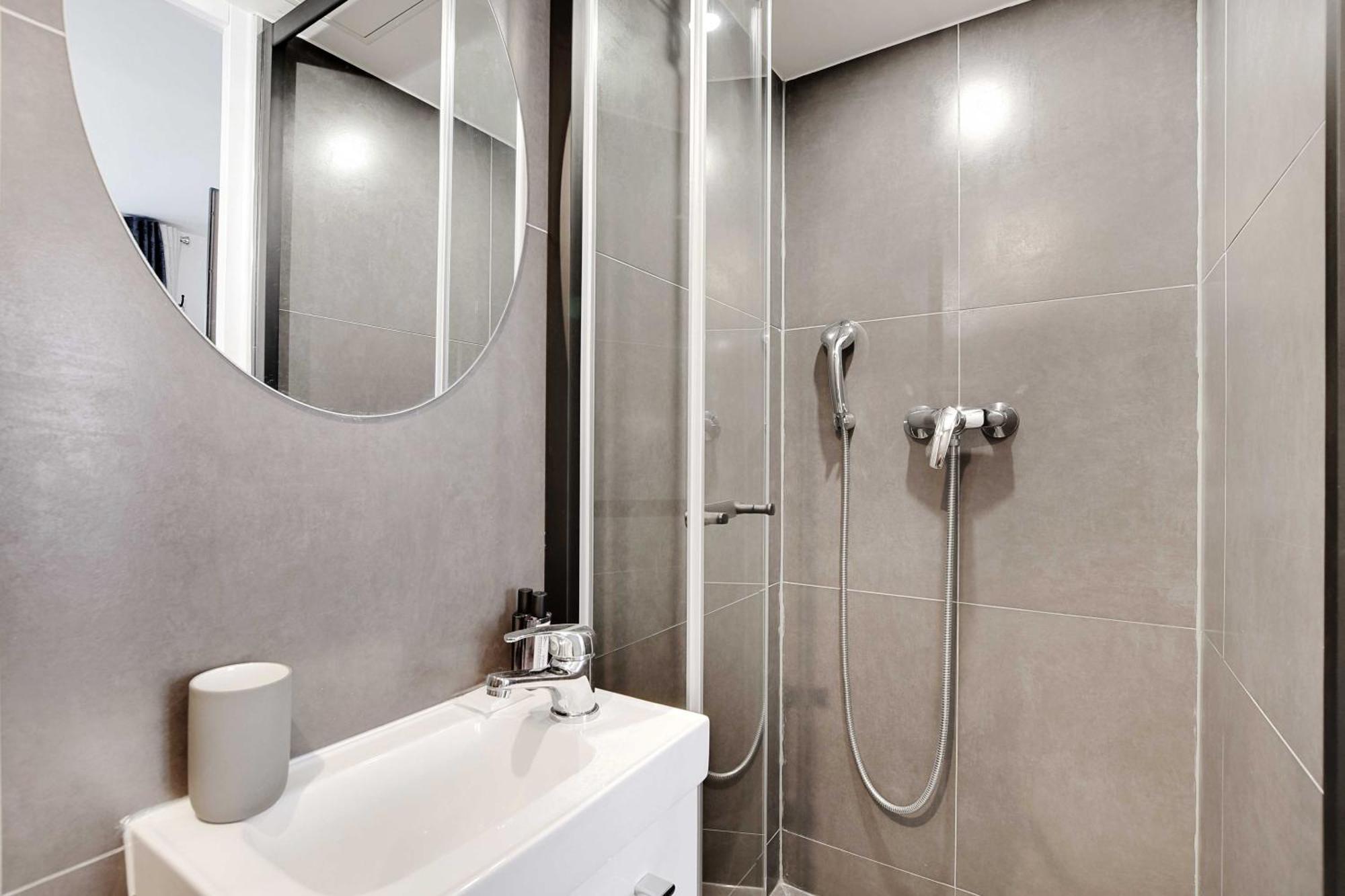 Modern For 2p With A-c - Near Montmartre * Paris