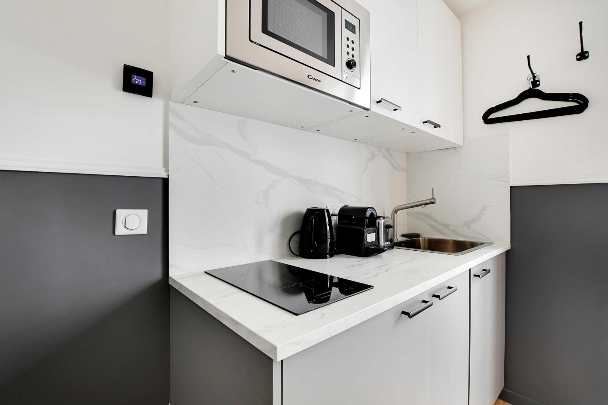 Modern For 2p With A-c - Near Montmartre Paris