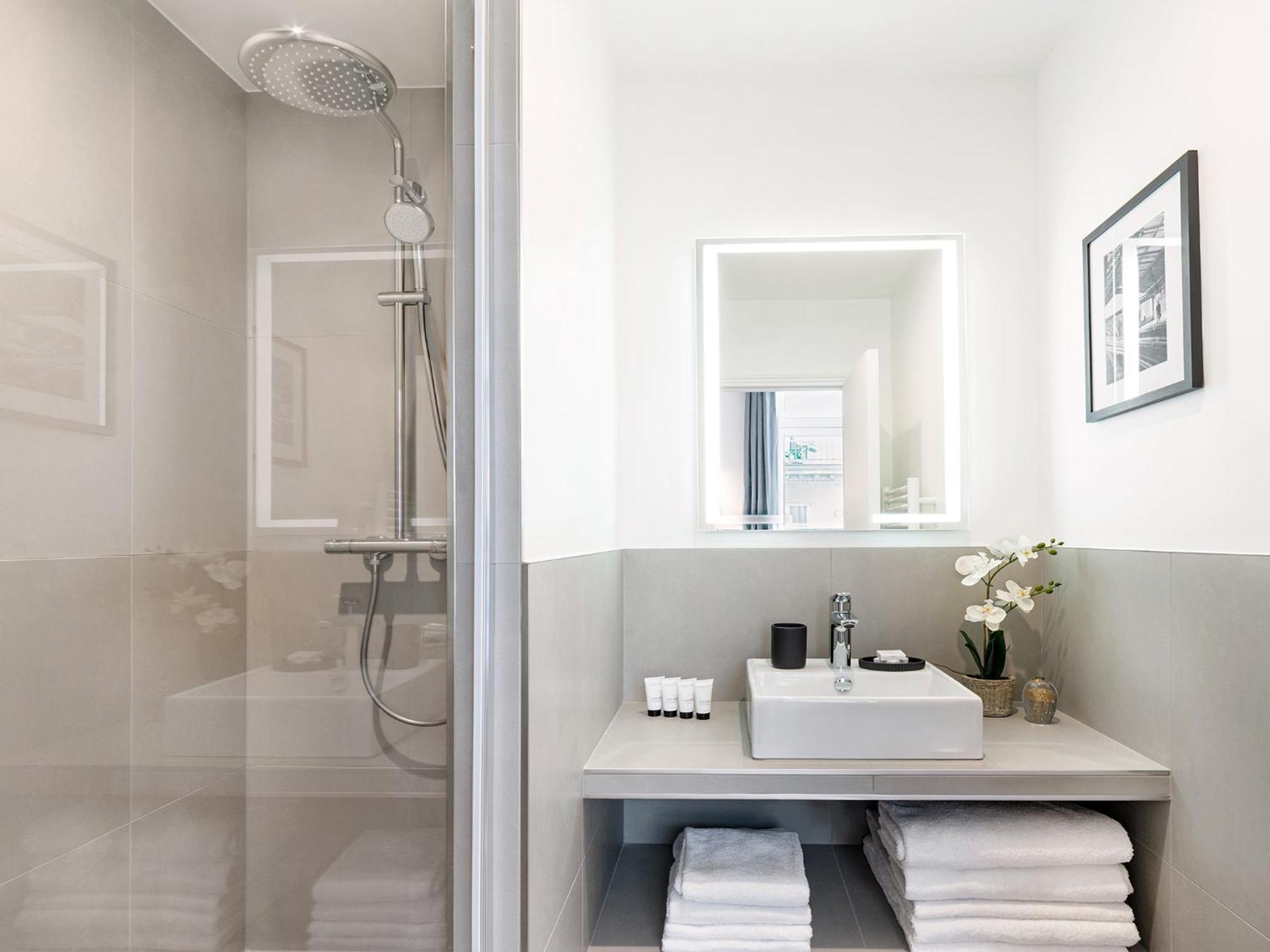 Livinparis Luxury Ac 3 Bedrooms Le Louvre Ii Apartment Paris