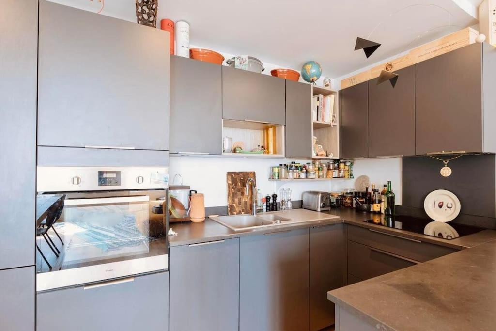 Apartment Delight In Montmartre - A True Parisian *