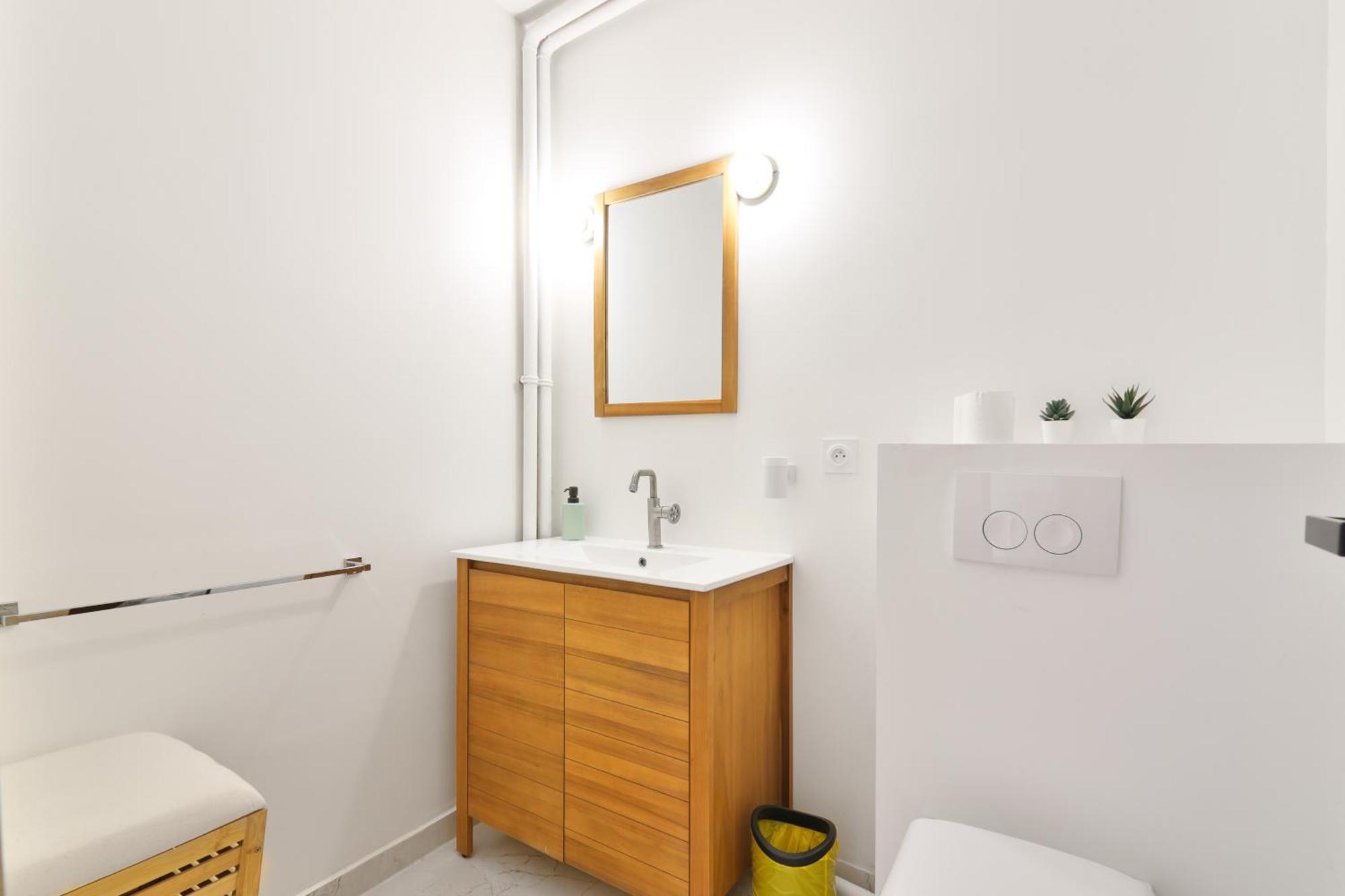 Quartier Canal Saint Martin Free Netflix Apartment