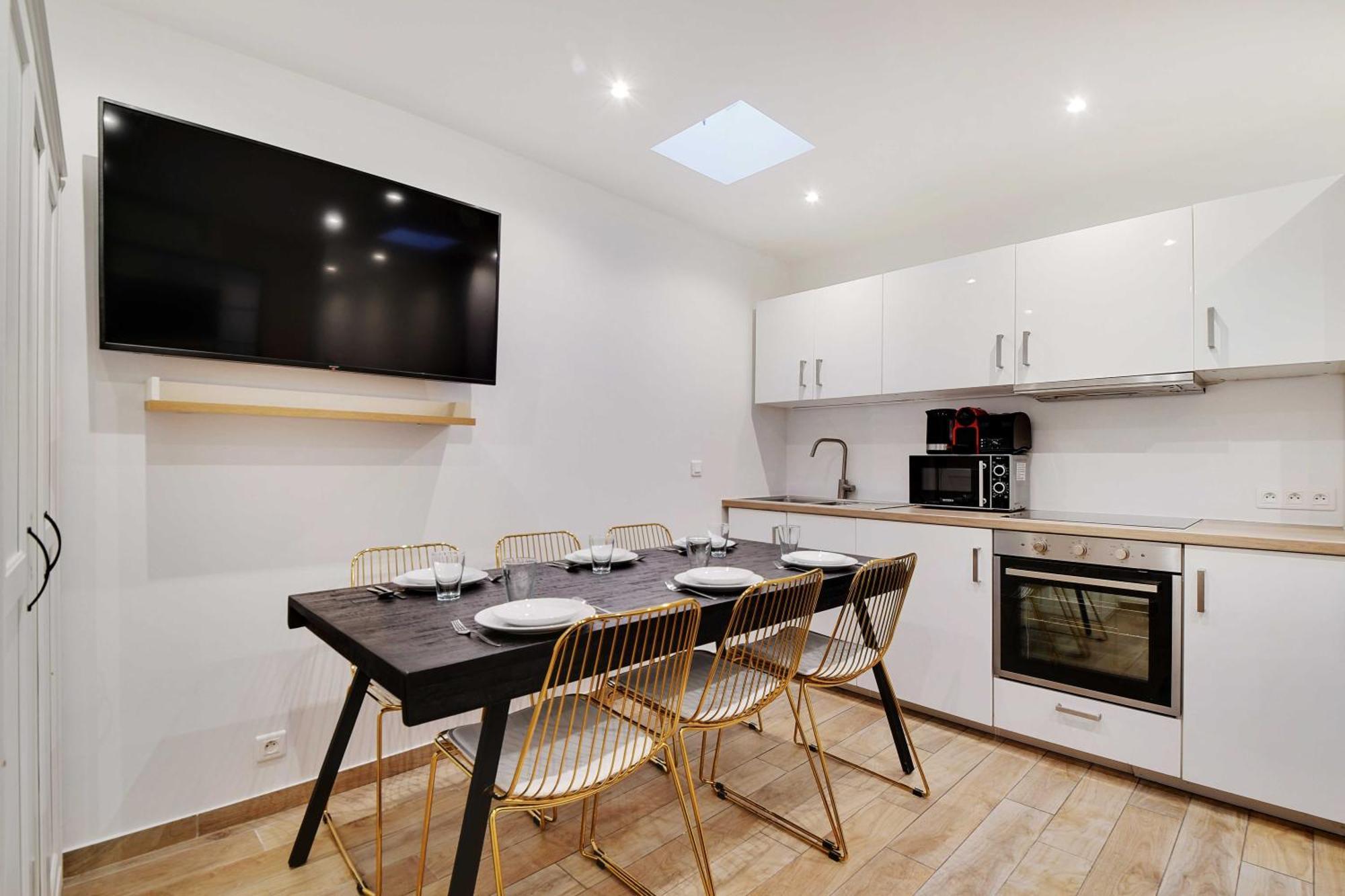 Enchanting 2 Bdr Parisian Appartement