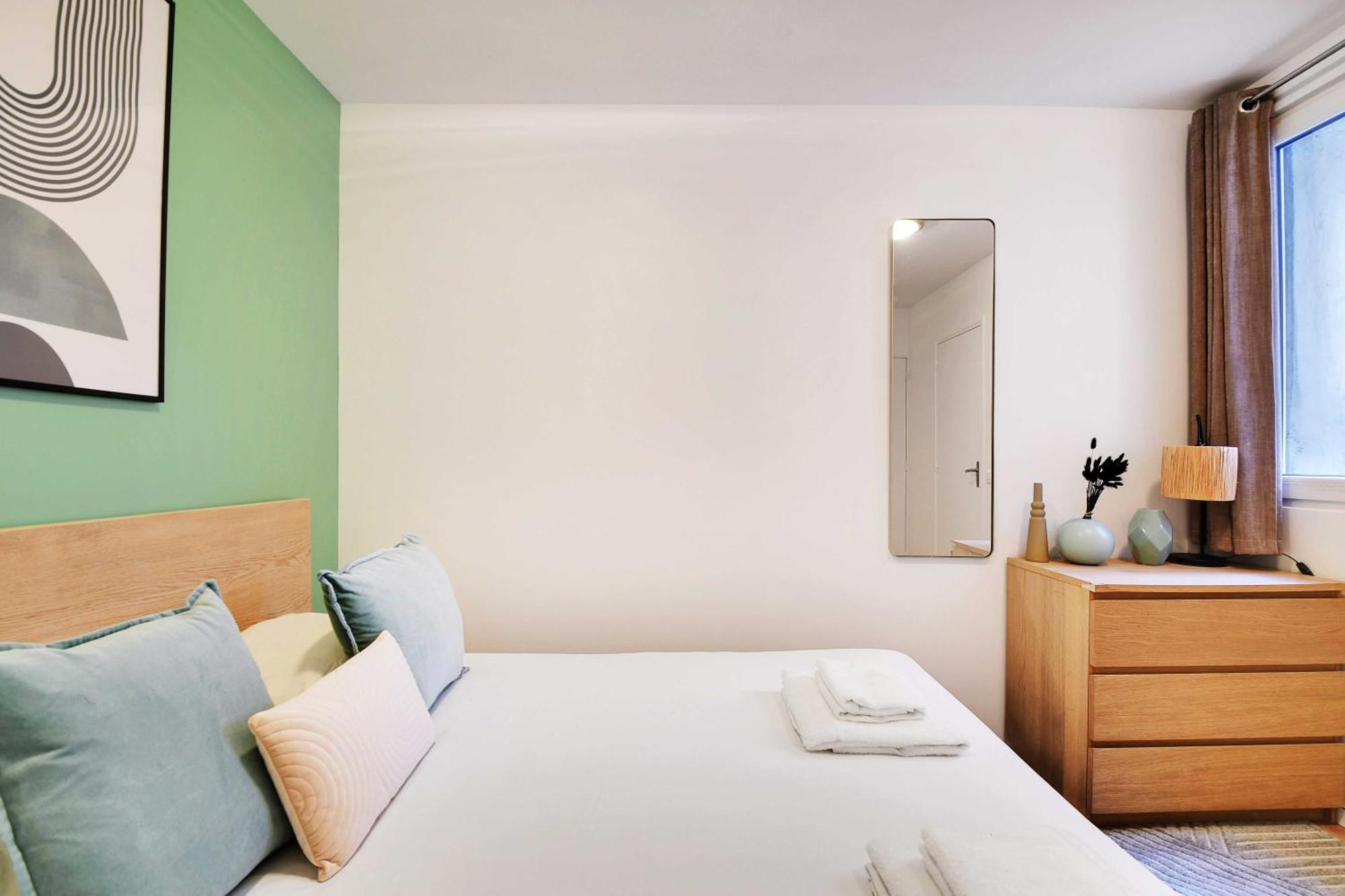 Enchanting 2 Bdr Parisian Appartement