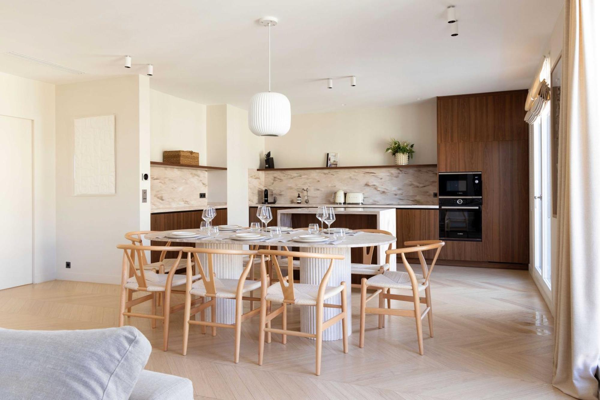 Spacious & Modern - Eiffel Tower Apartment
