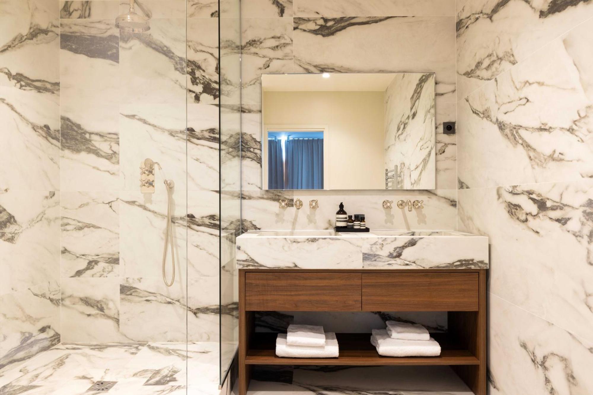 Spacious & Modern - Eiffel Tower Apartment Paris