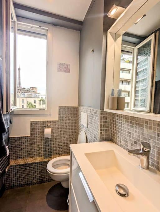 Avec Balcon Et Vue Tour Eiffel Apartment