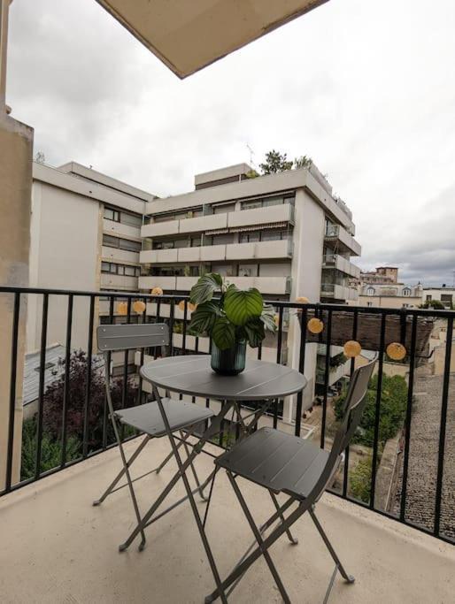 Avec Balcon Et Vue Tour Eiffel Apartment