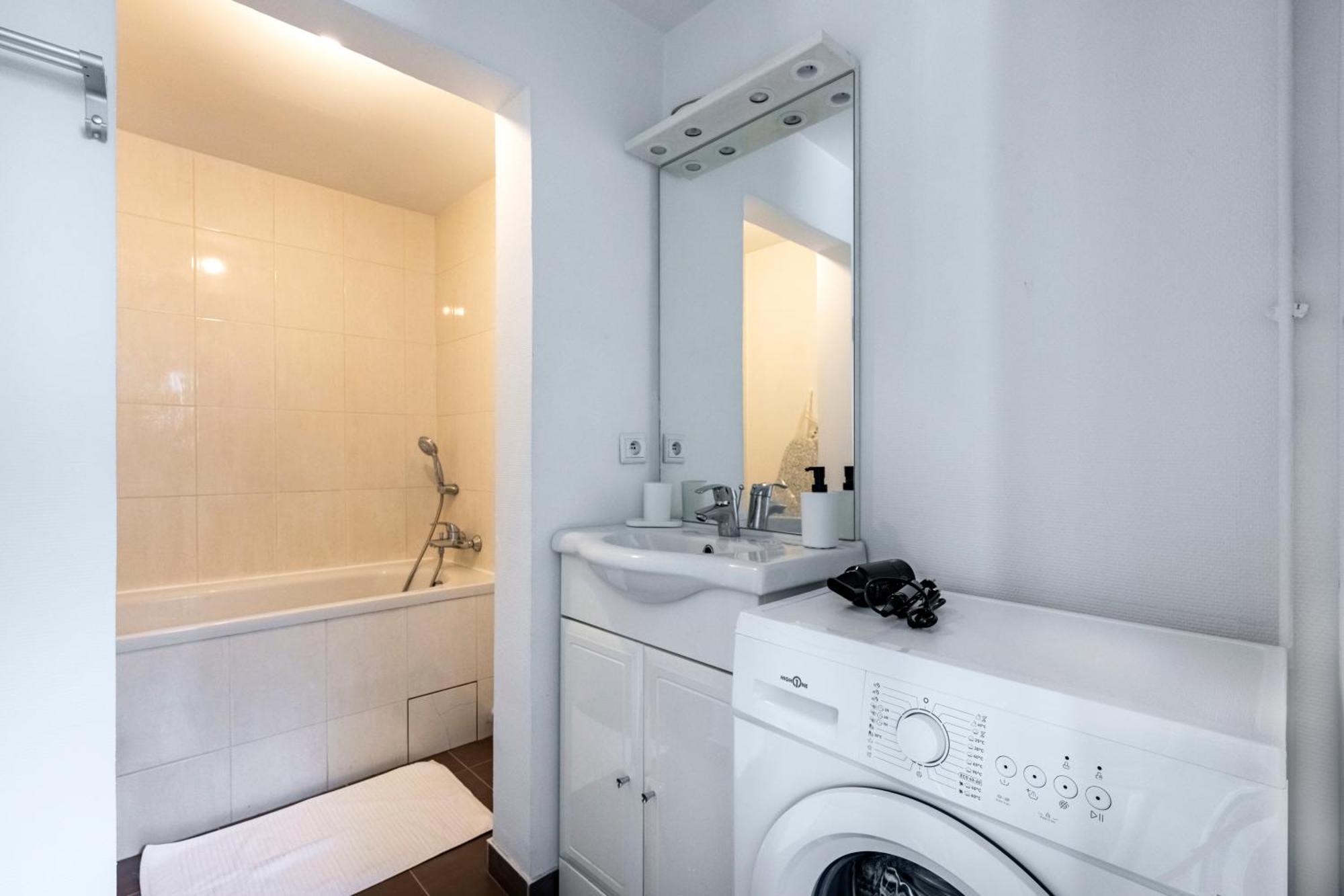 Close To Center Of I Fully Equipped Appartement Paris