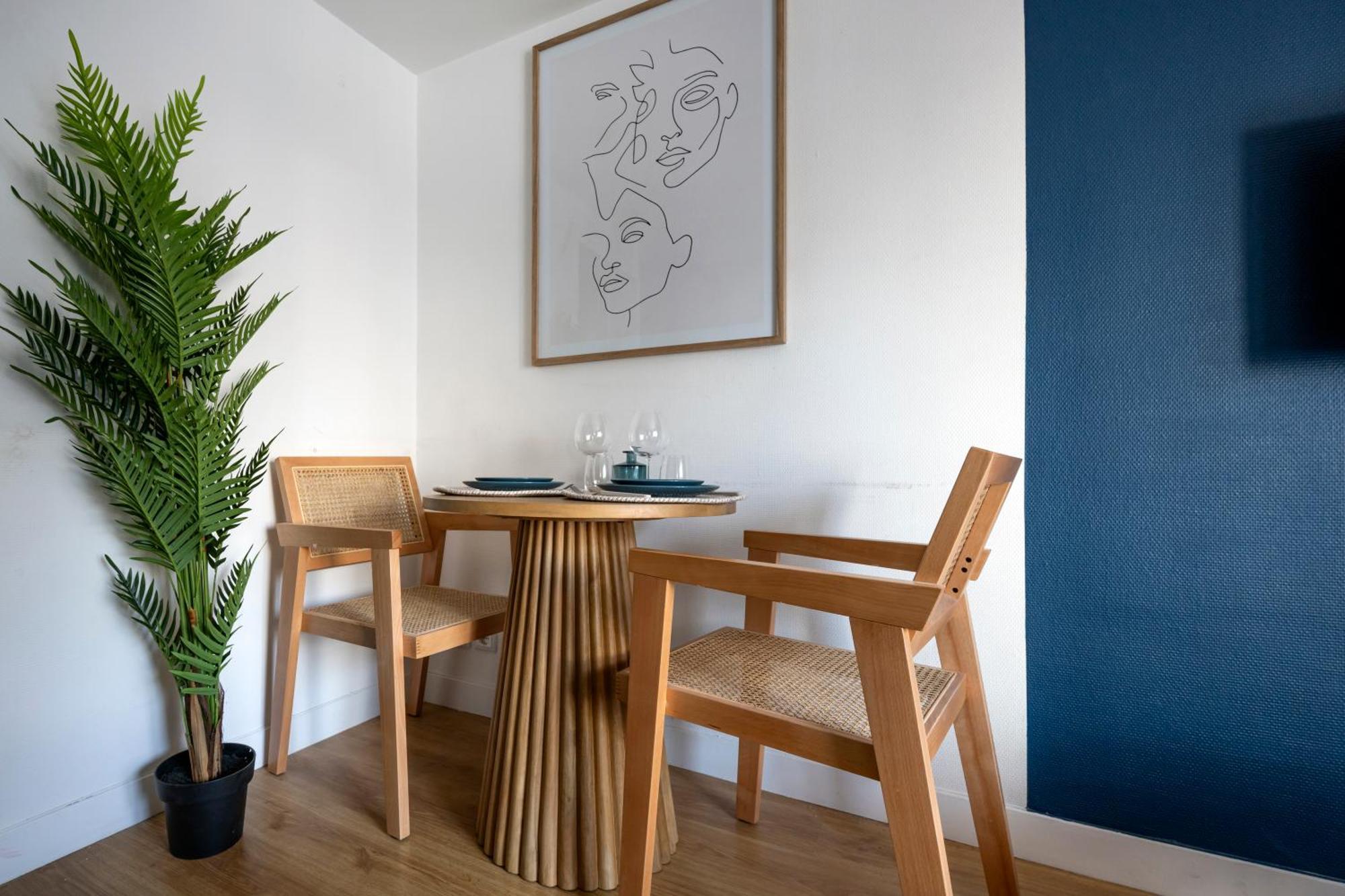 Close To Center Of I Fully Equipped Apartment *
