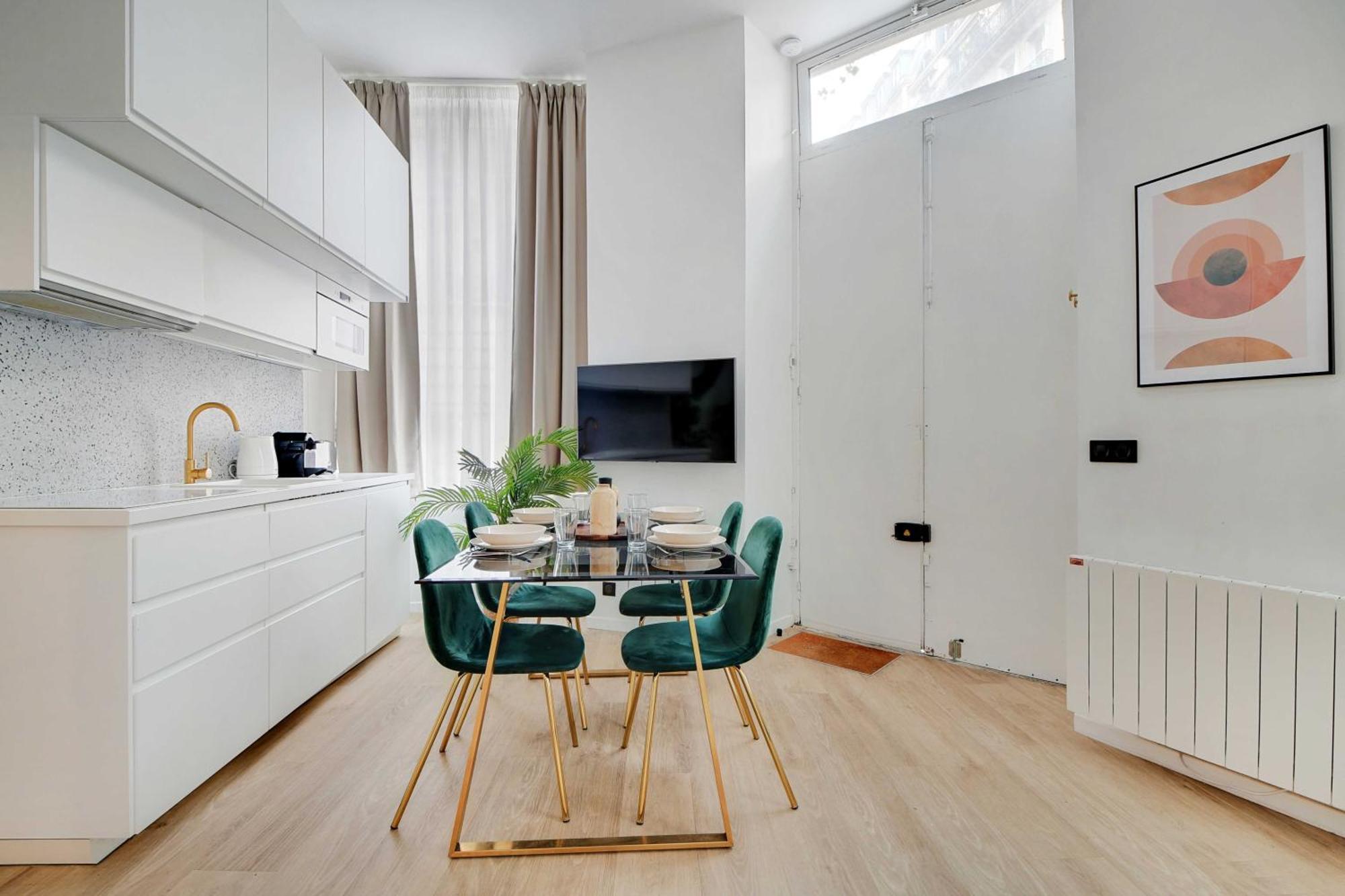 Charming 2br- 4p - Rochechouart Apartment