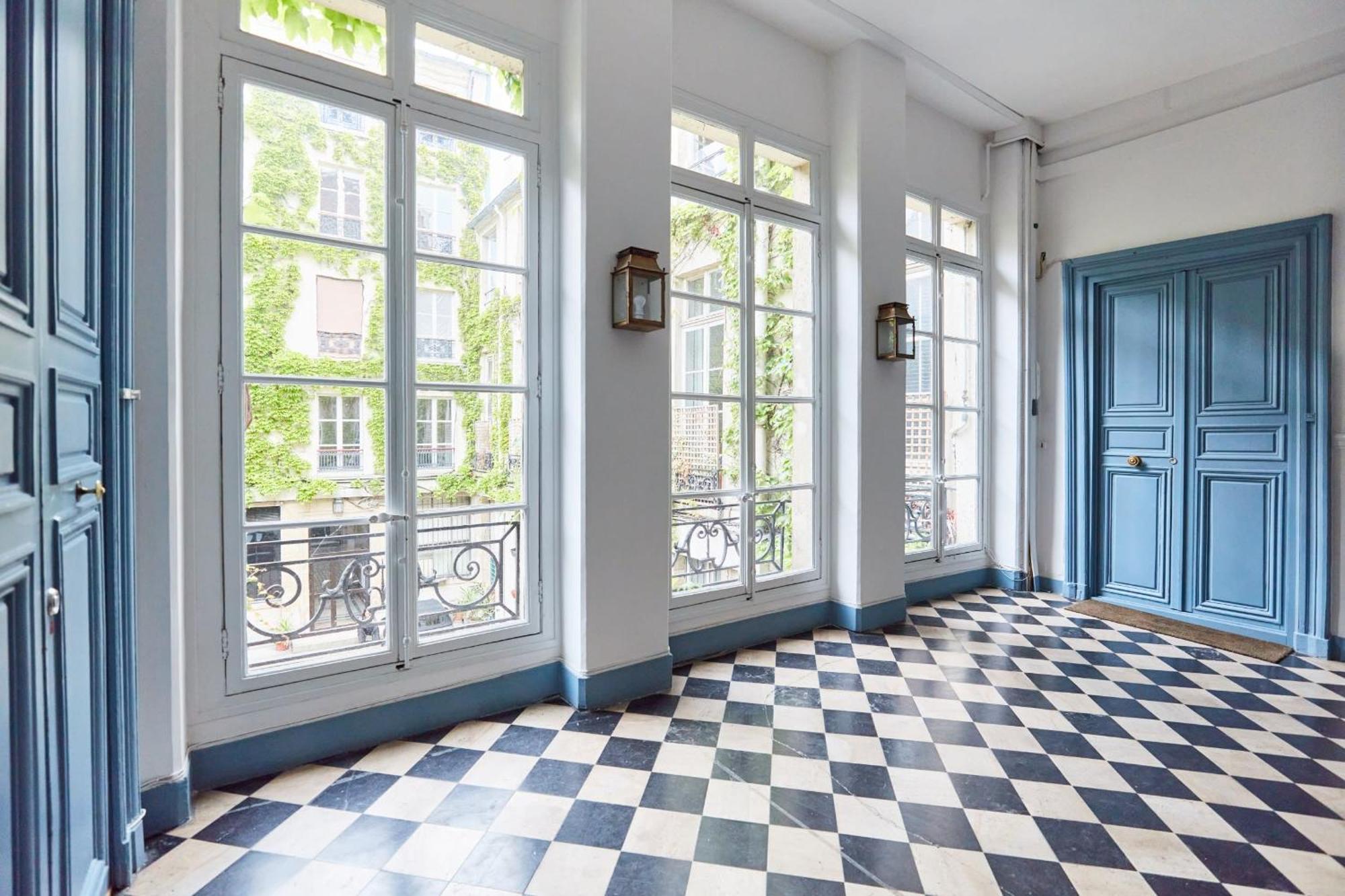 Place Des Vosges - 1br With Balcony - Cityapartmentstay