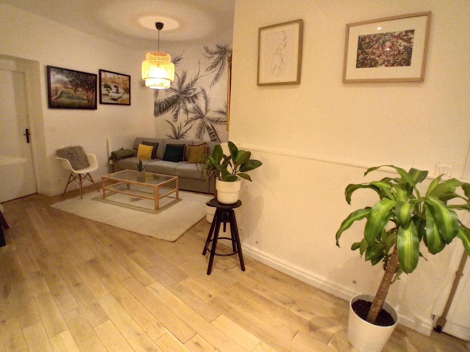 Center Paris, Amusing2bed Room,68sqm-5 Mins Eiffel Tour And Louvre Meusm ,gare Montparnasse ,front Metro Paris