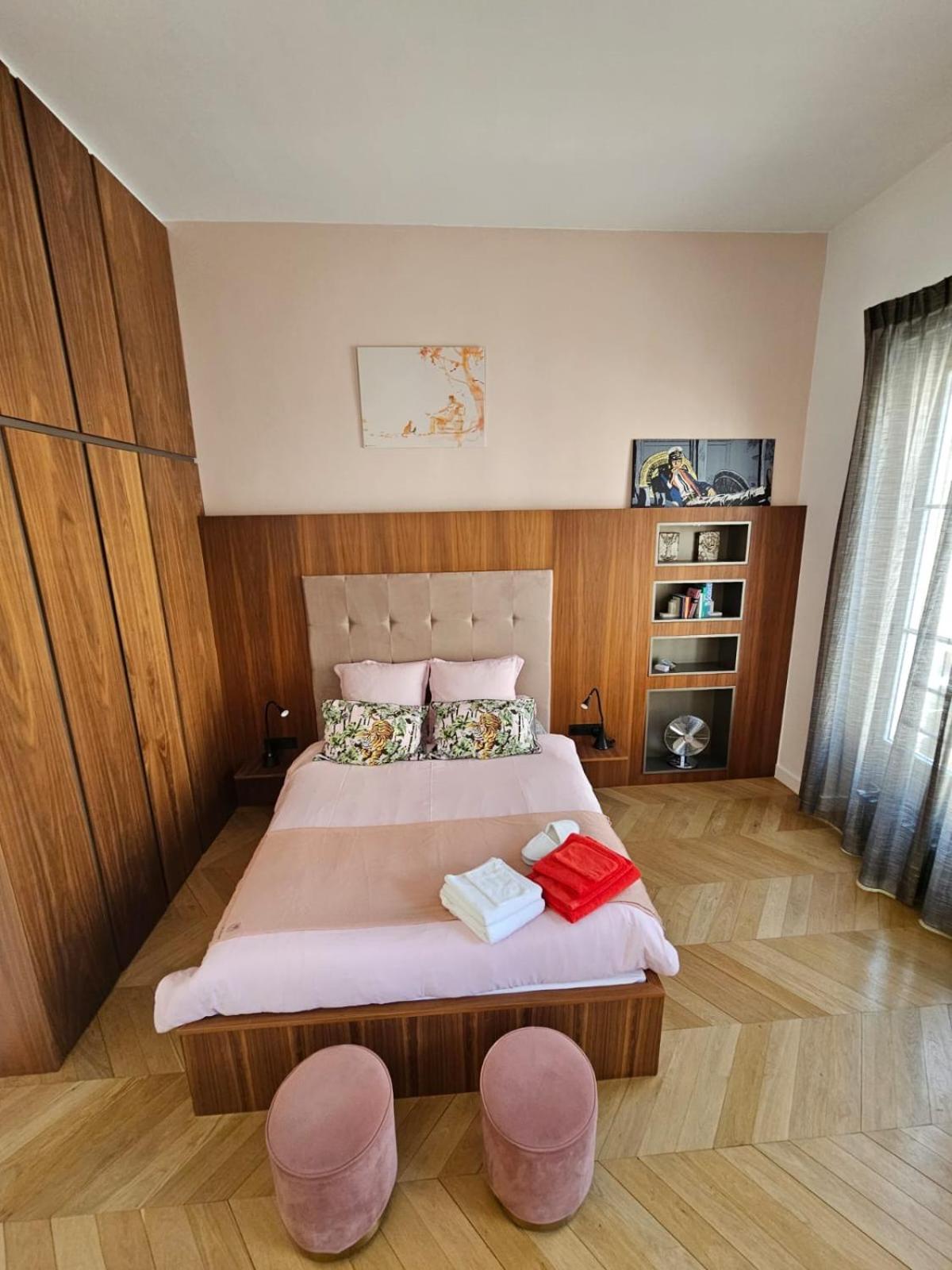 Rose Apartment Paris