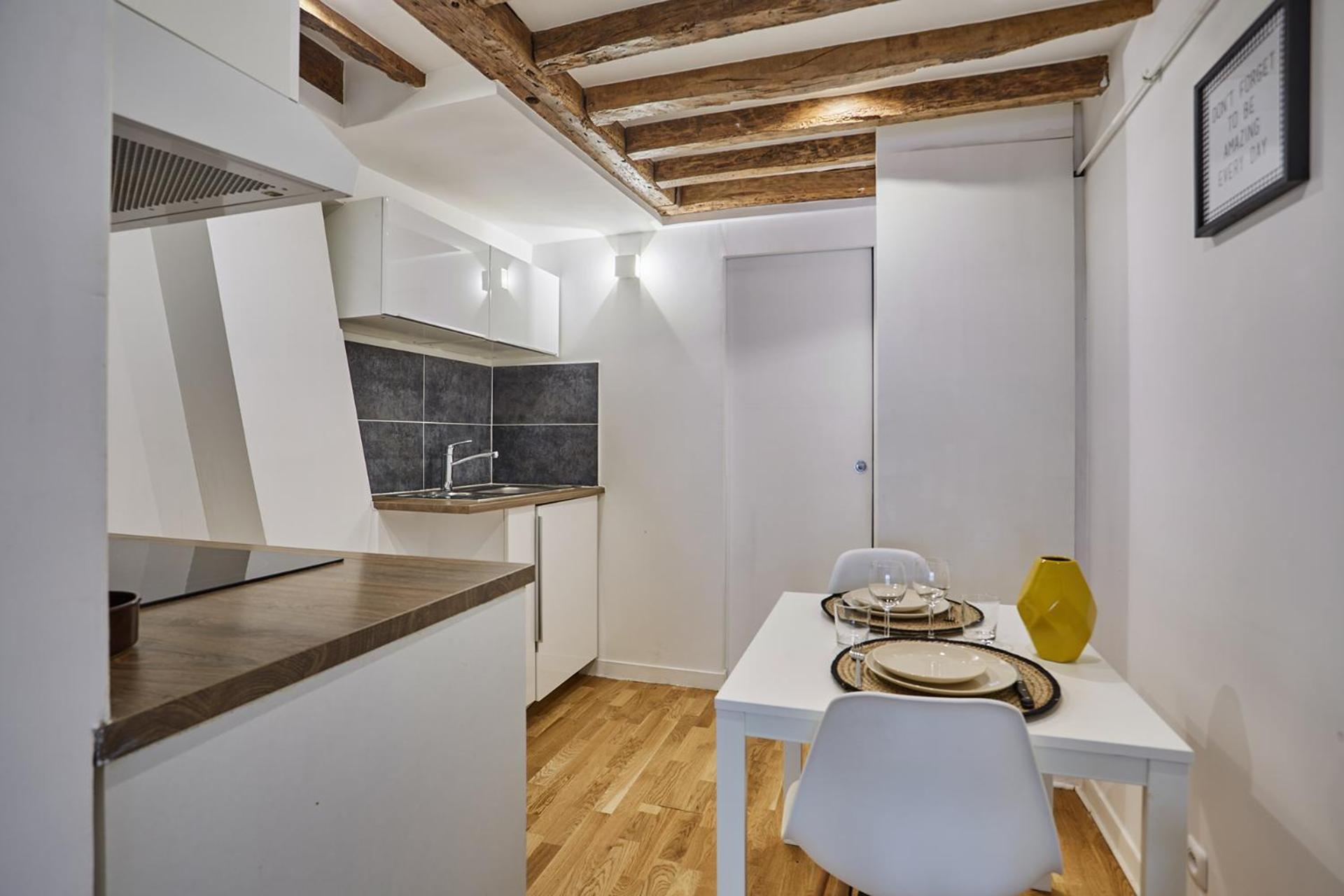 Charming Center Of By Prestige Apartment *