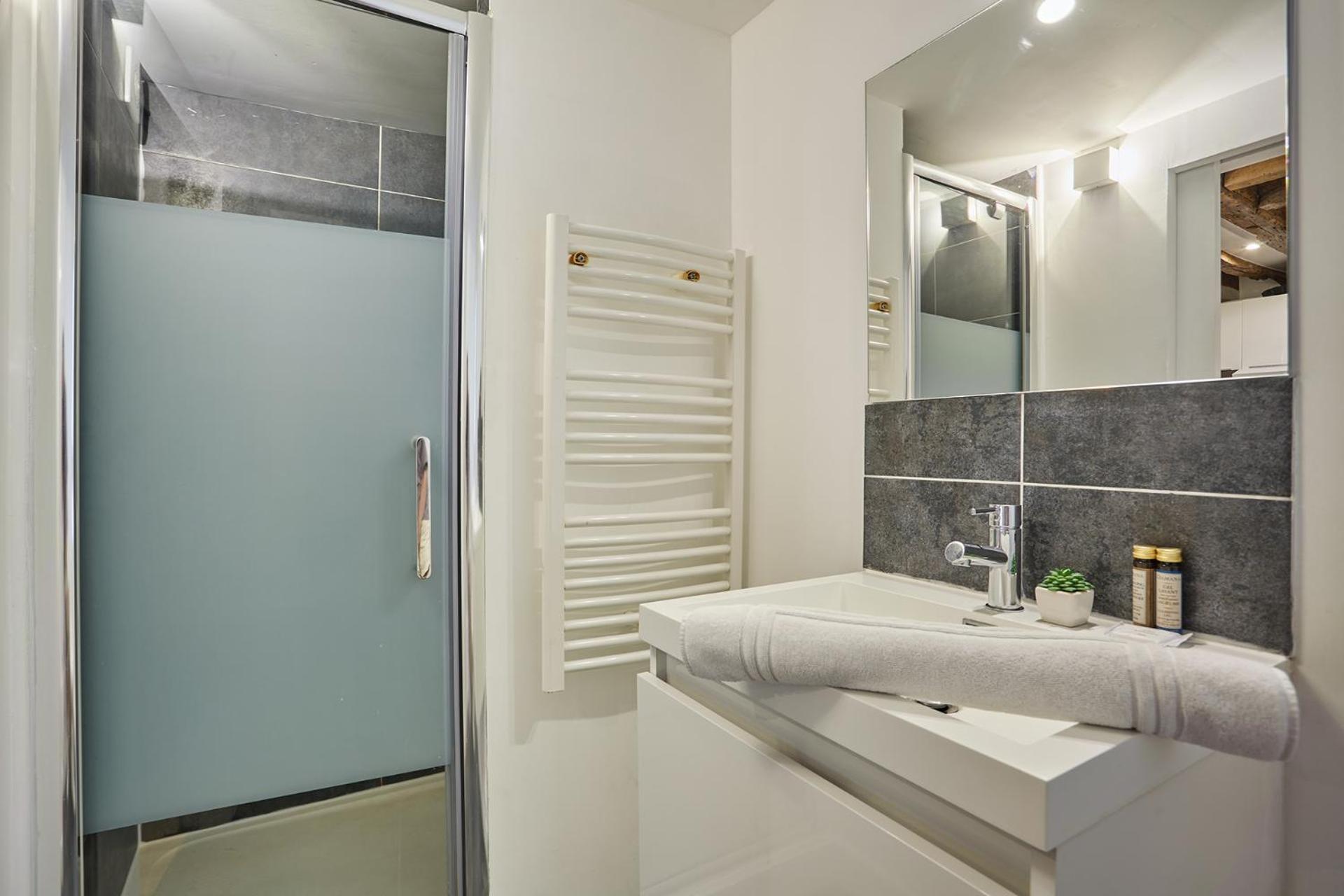 Charming Center Of By Prestige Apartment *