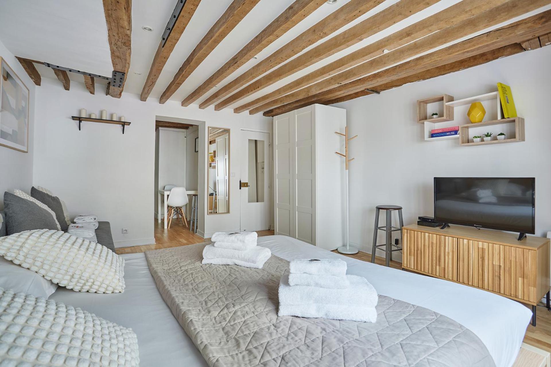 Charming Center Of By Prestige Apartment *