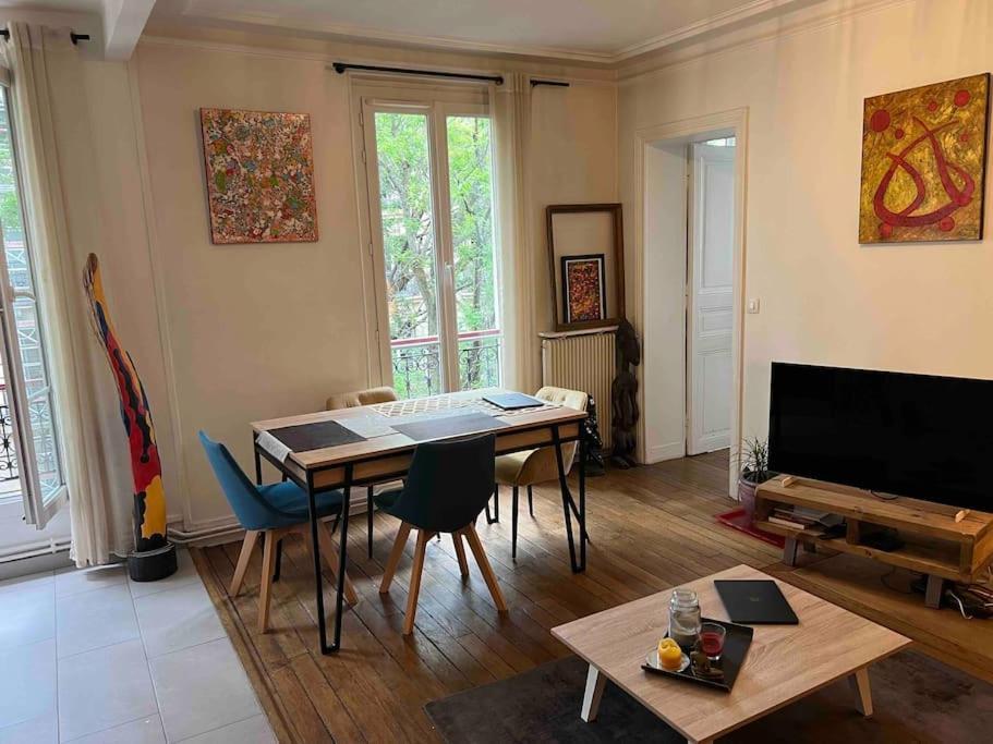 Apartment Haussmanien Au Coeur Du Village Montmartre ! Paris
