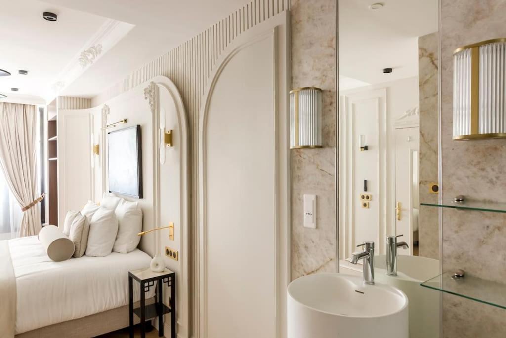 Luxury 5 Bedroom & 5 Bathroom - Eiffel Tower Apartment