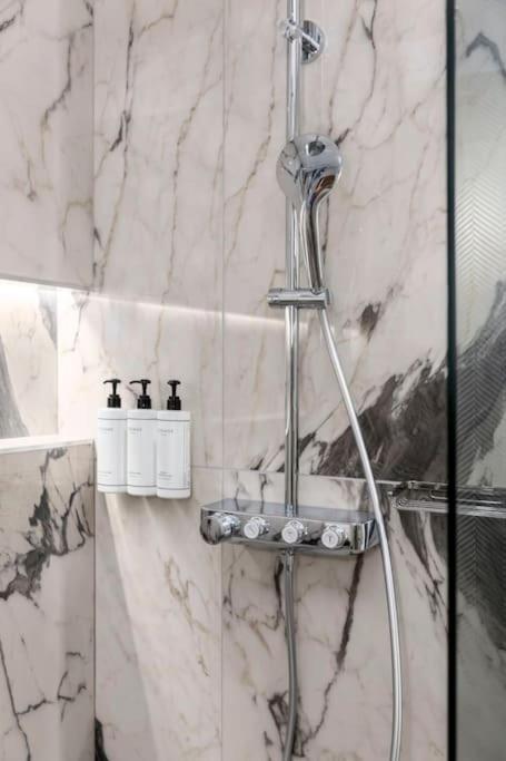 Luxury 5 Bedroom & 5 Bathroom - Eiffel Tower Appartement Paris