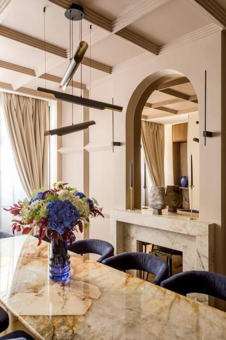 Luxury 5 Bedroom & 5 Bathroom - Eiffel Tower Apartment