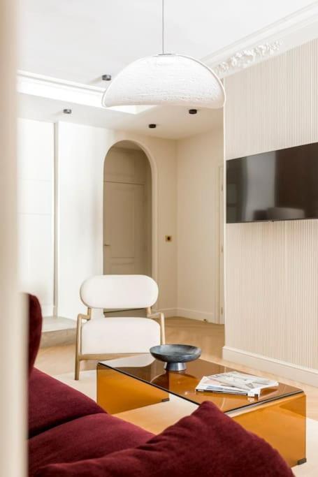 Luxury 5 Bedroom & 5 Bathroom - Eiffel Tower Apartment