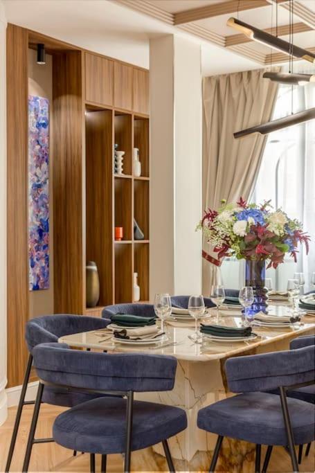 Luxury 5 Bedroom & 5 Bathroom - Eiffel Tower Apartment *
