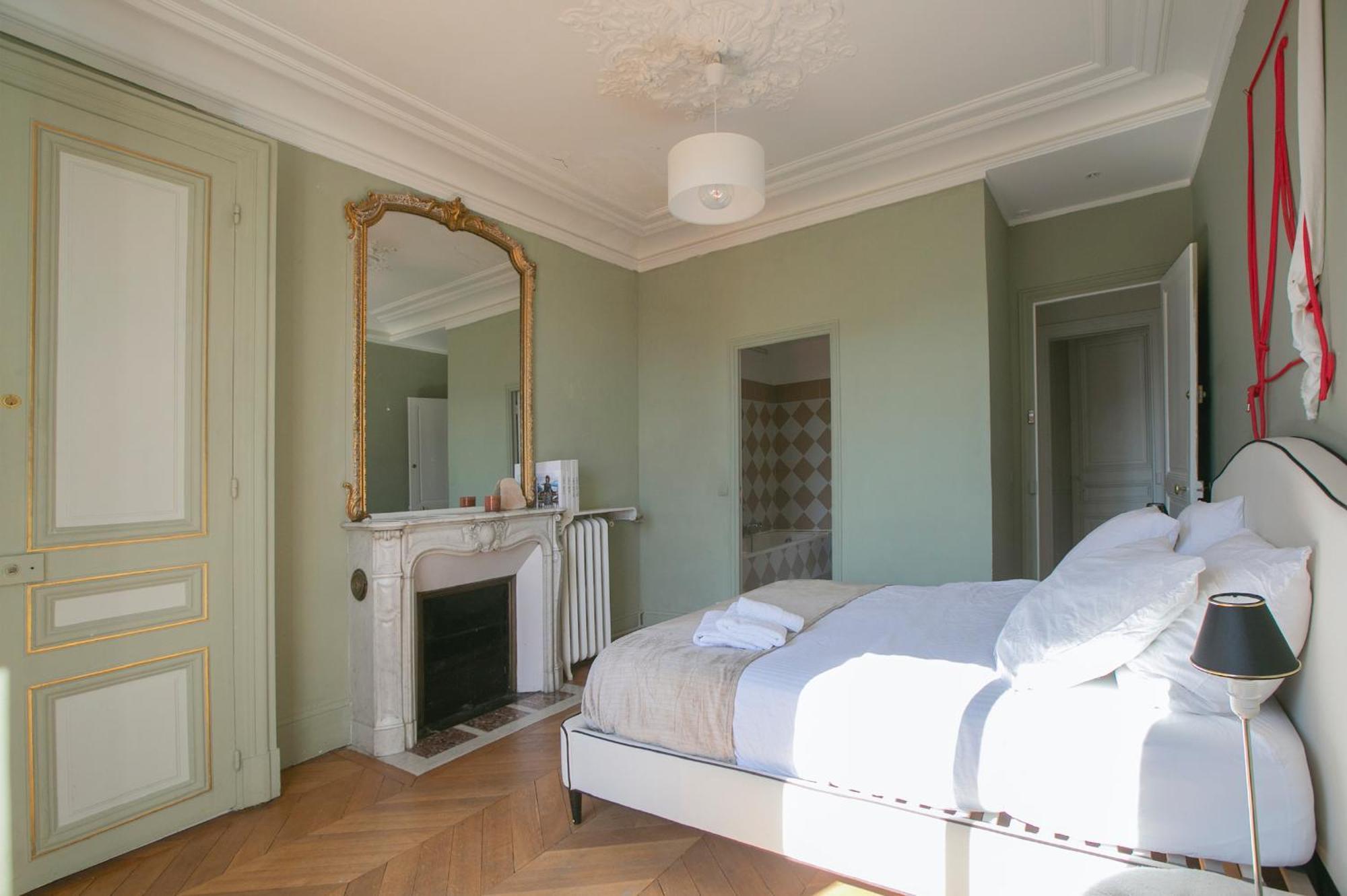 Typical Haussmannien With Eiffel Tower View - Bm68 Apartment Paris