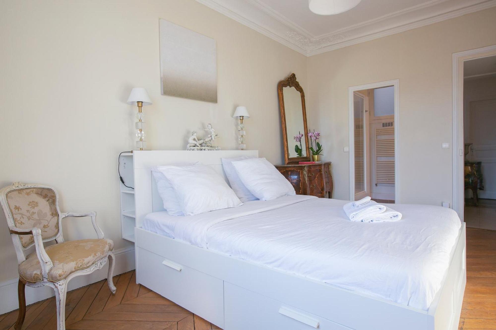 Typical Haussmannien With Eiffel Tower View - Bm68 Apartment Paris