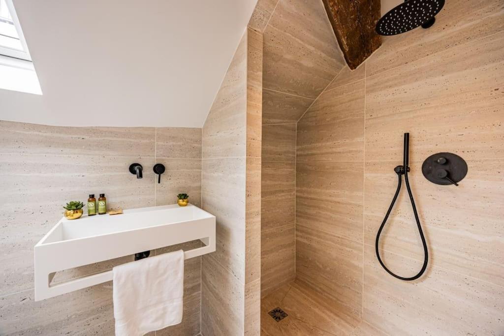 3 Bedrooms Sacree Coeur Place Du Tertre Montmartre Apartment