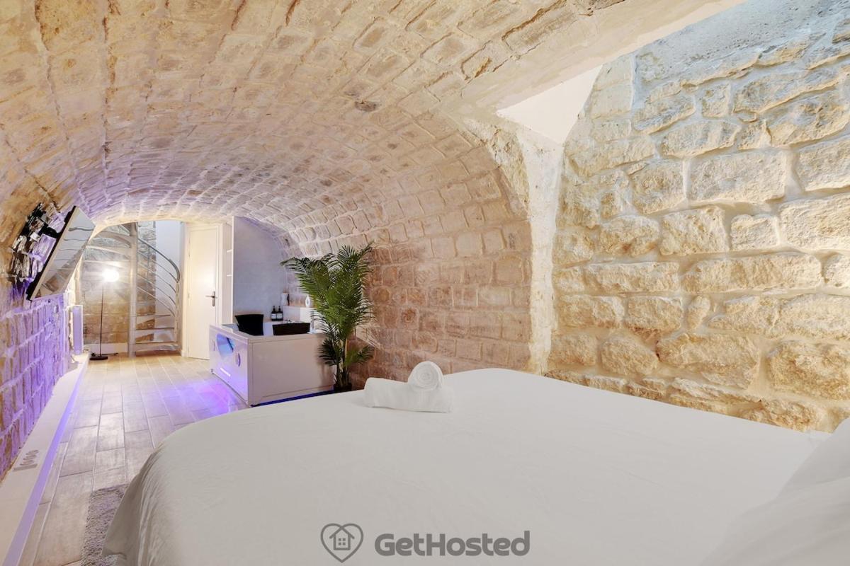 Apartment Charming Flat With Jacuzzi Heart Of Gethosted