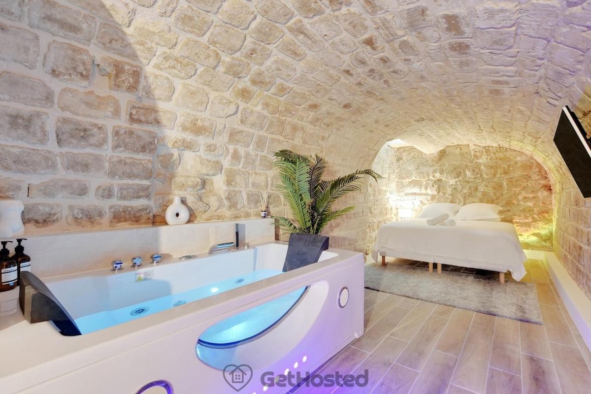 Apartment Charming Flat With Jacuzzi Heart Of Gethosted *