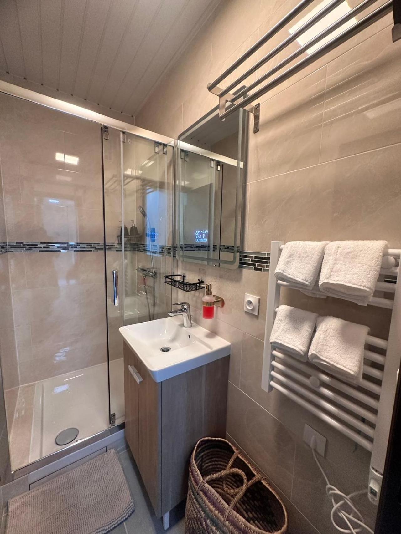 Superbe Renove Au Coeur De La Capitale * Paris