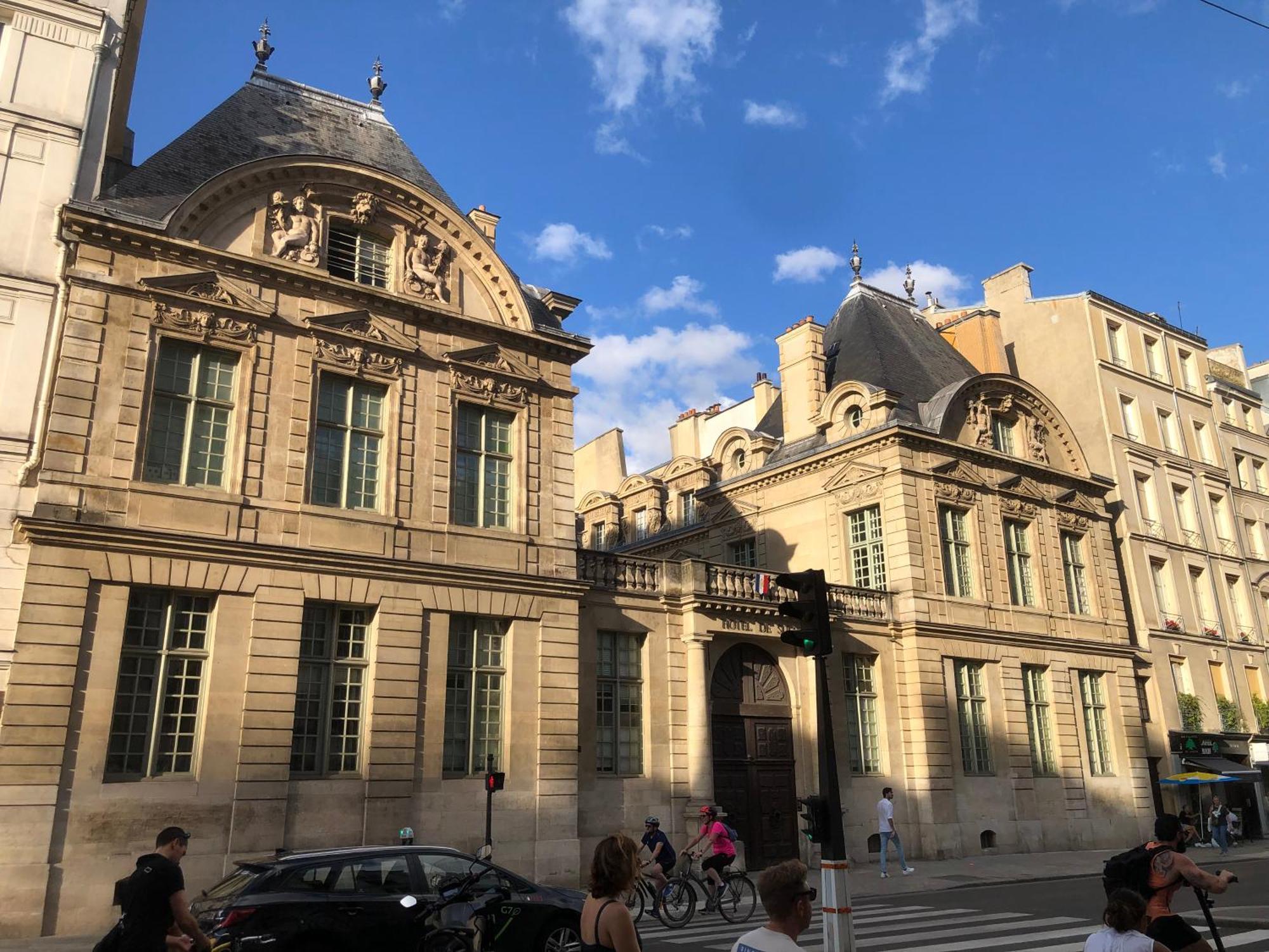 At Saint-paul, Le Marais Apartment *