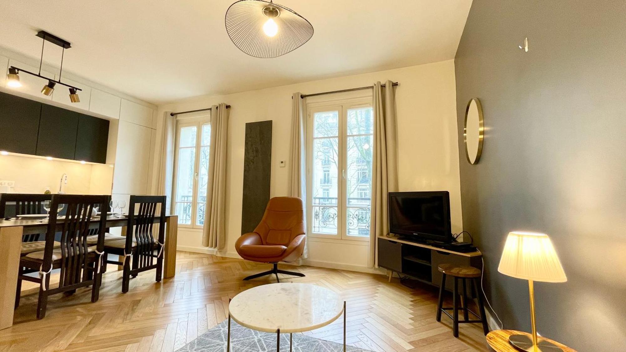 107 - Tour Eiffel Luxe 15eme Apartment *
