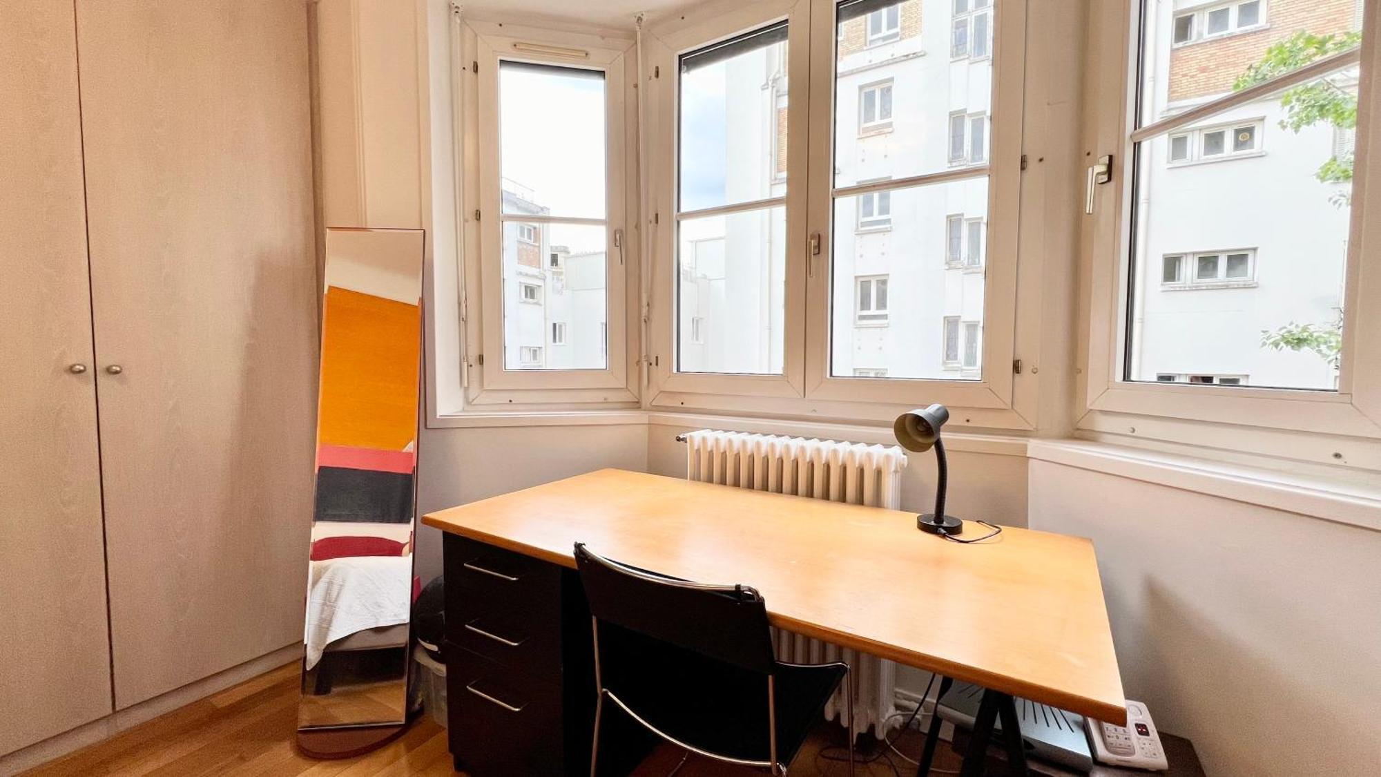 116 - 15eme Elegant Pied-a-terre De 80m2 Appartement