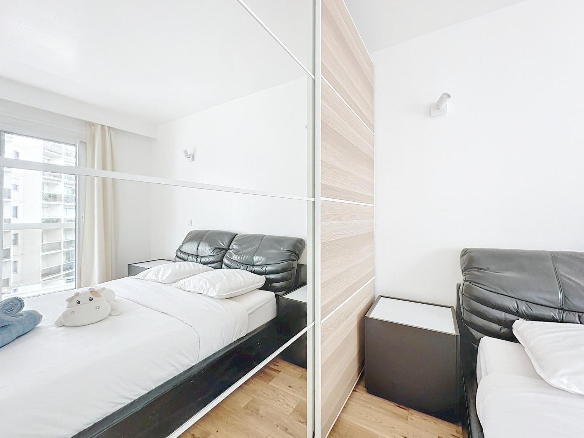 114 - Renove De Luxe Pour 4 Personnes * Paris