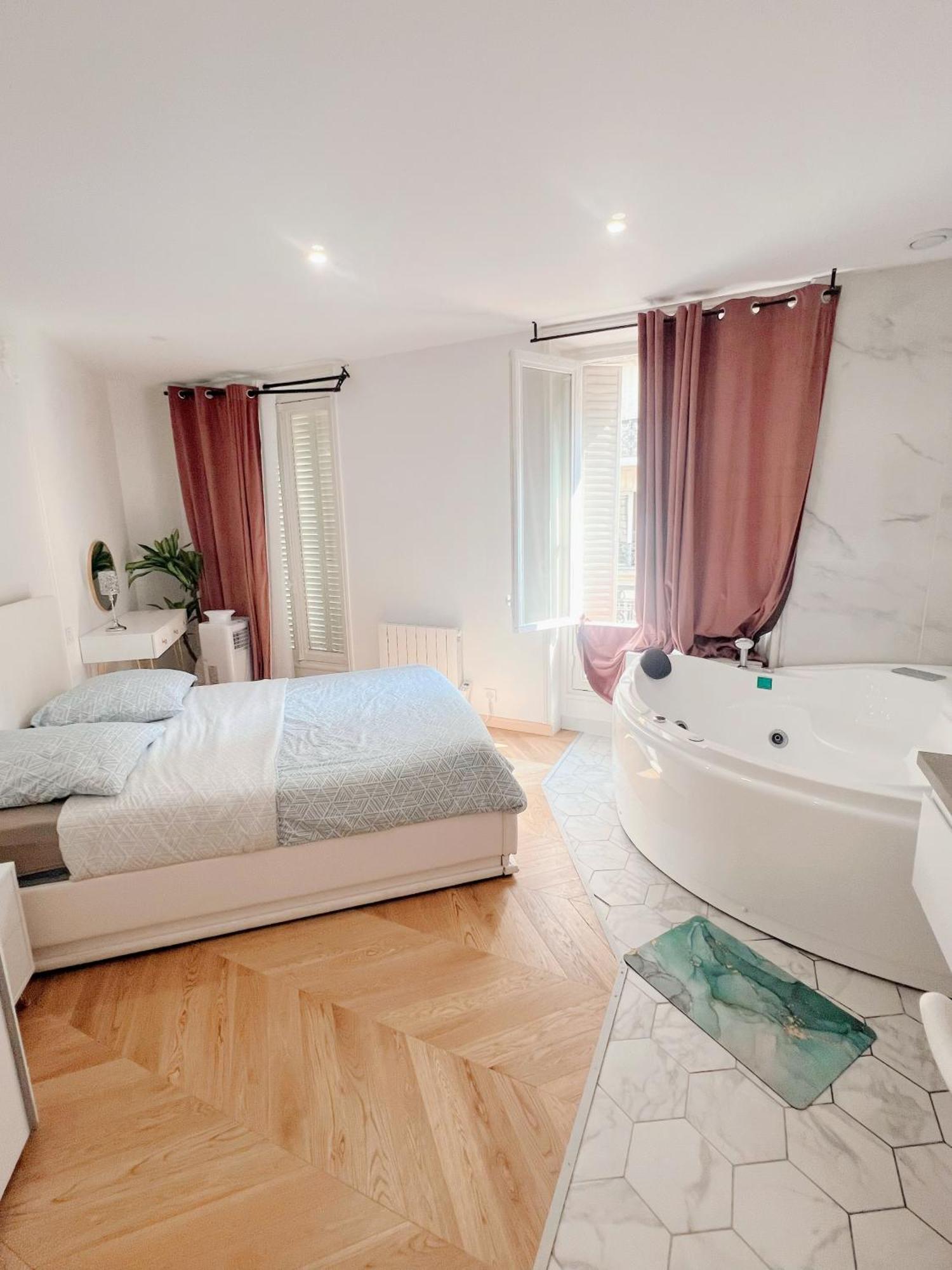 De Luxe Juste A Cote Des Champs-elysees Apartment