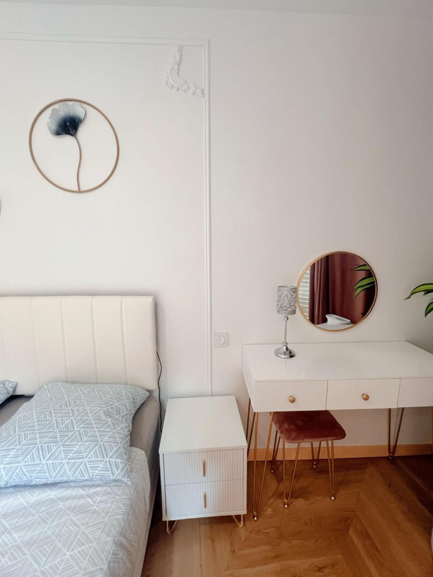 De Luxe Juste A Cote Des Champs-elysees Apartment Paris