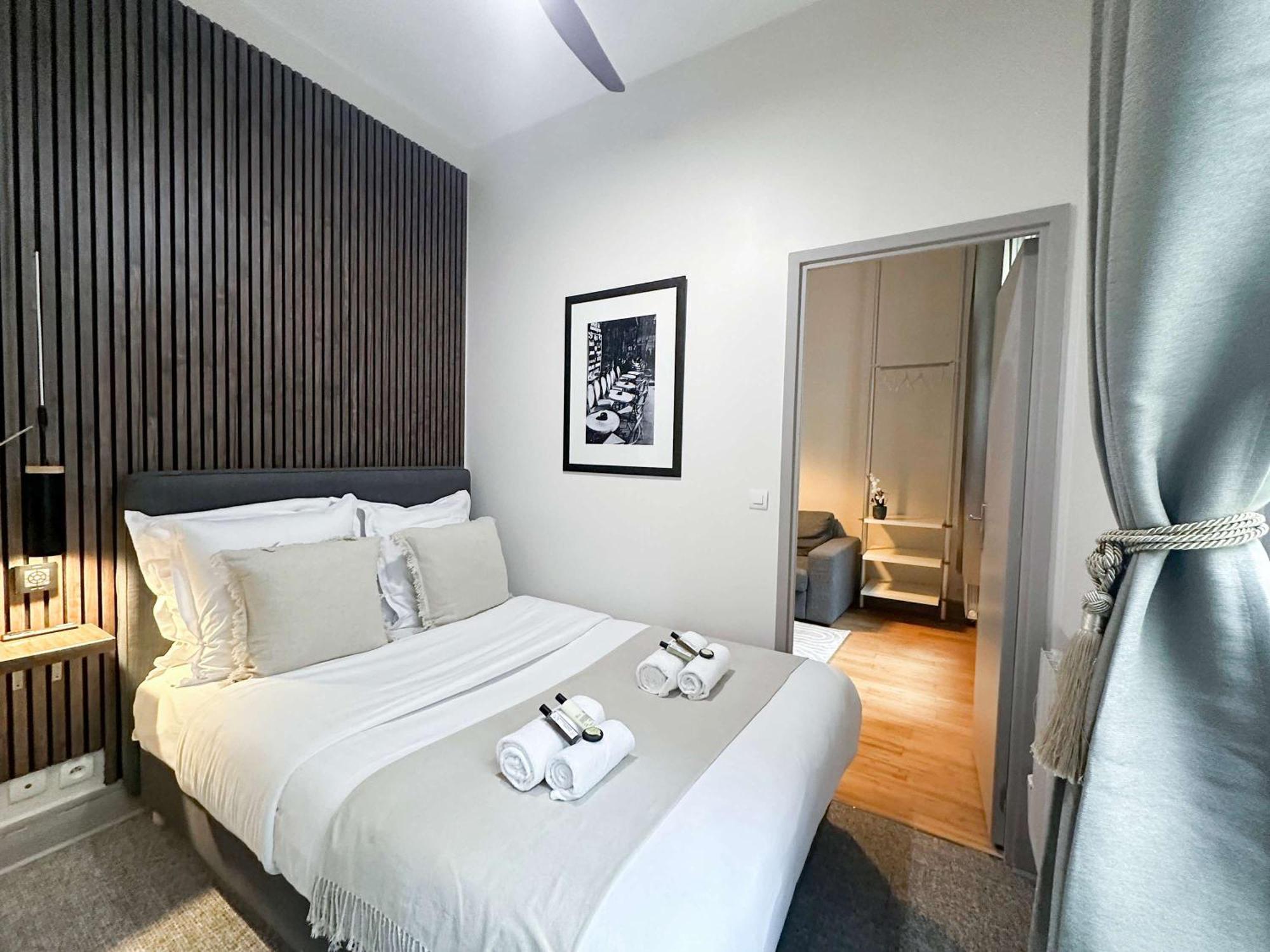 Apartment Renovated Champs-elysees Retreat Paris