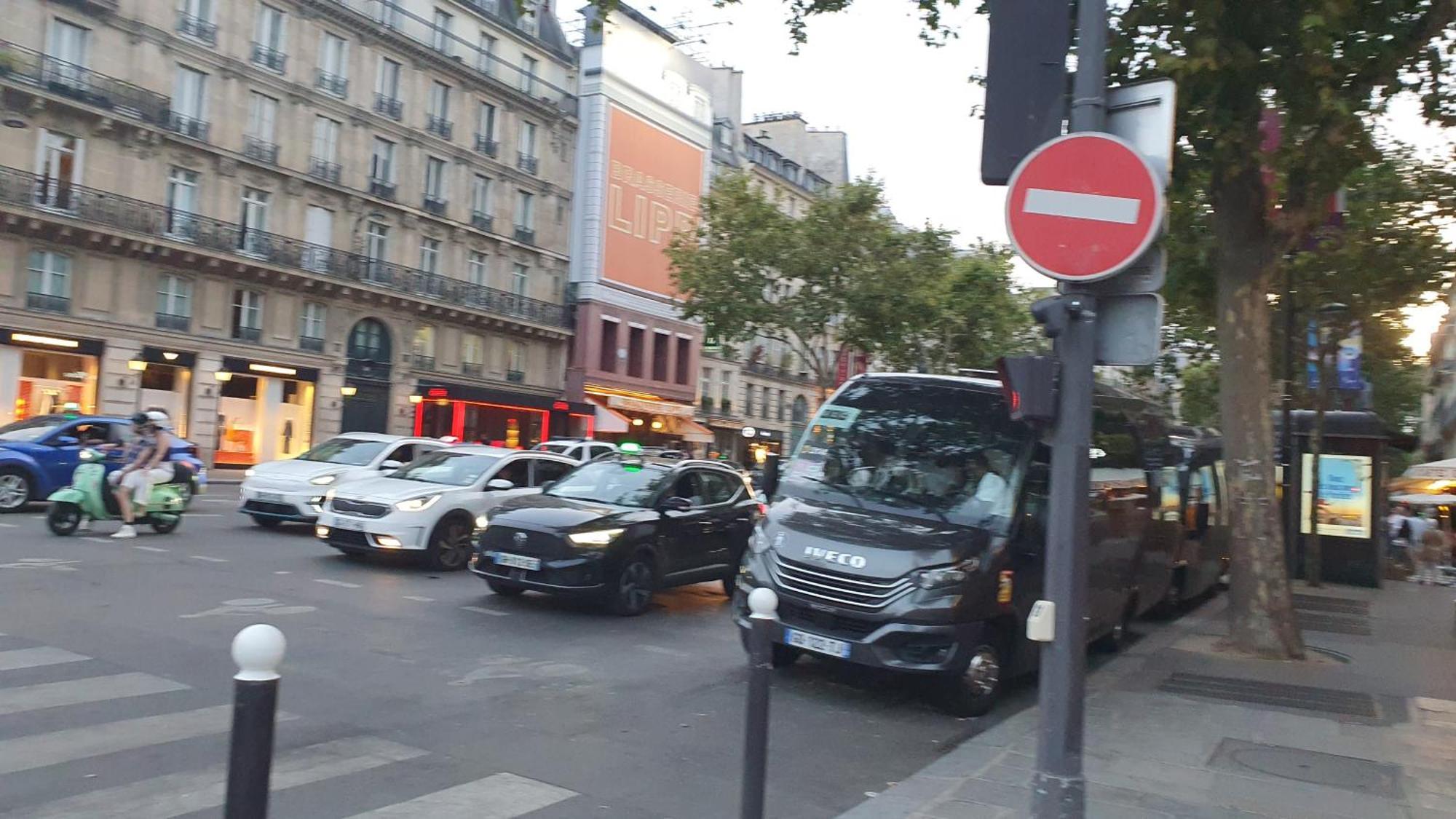 Apartment Gorgeous Place ,Center Paris,Close To Louvre Meusm And Eiffel Tour ,Front Metro