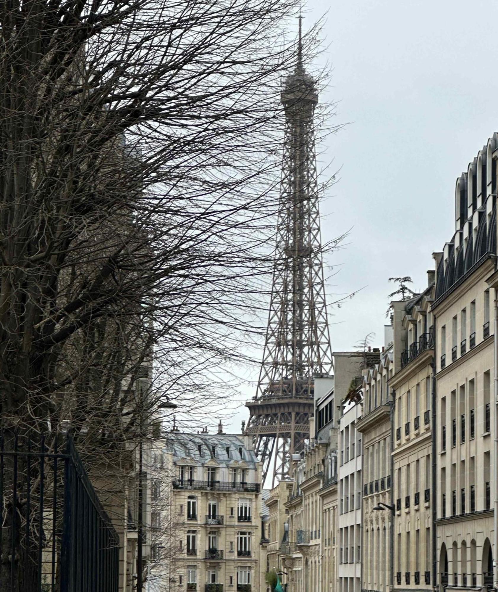 1601b - Near Champs Elysées * Paris