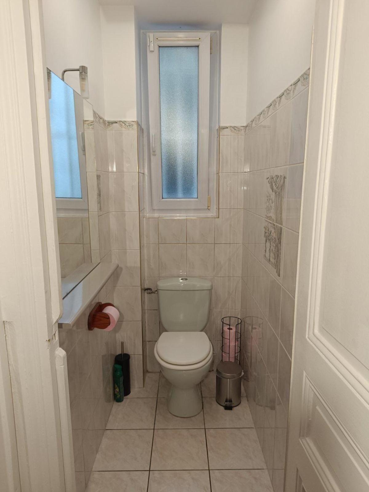 Hostel Privees Dans Un De 2 Pieces A 13e
