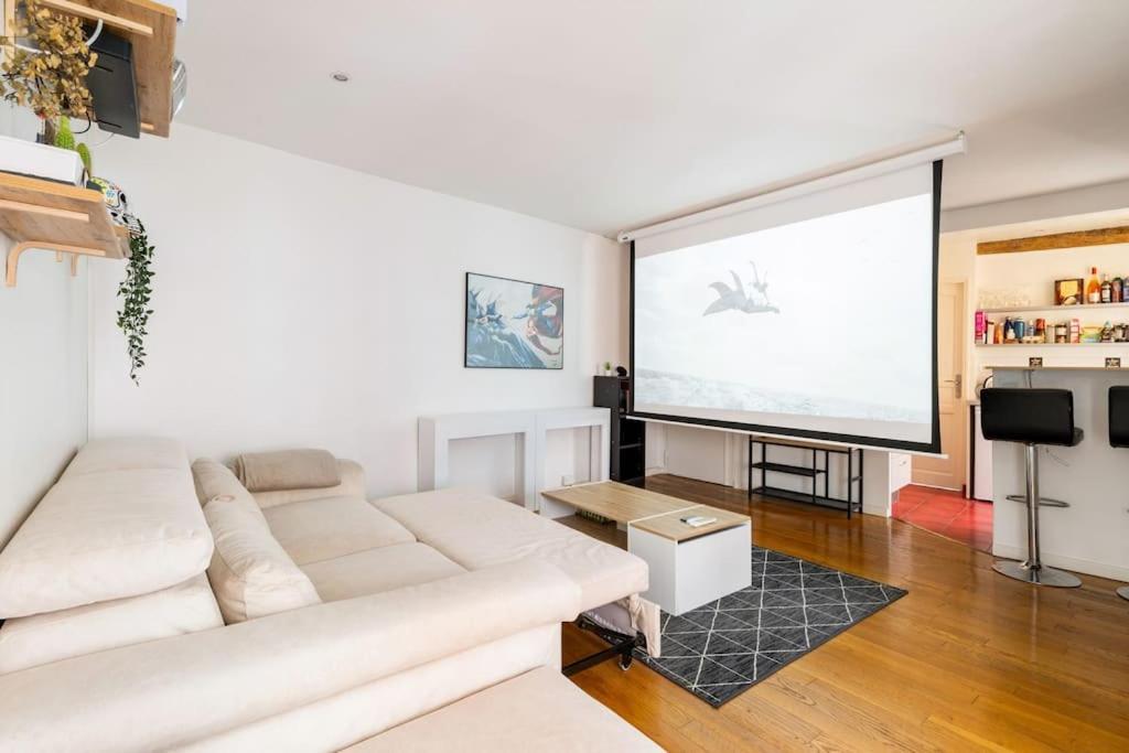Beautiful In Trendy 11th Apartment Paris