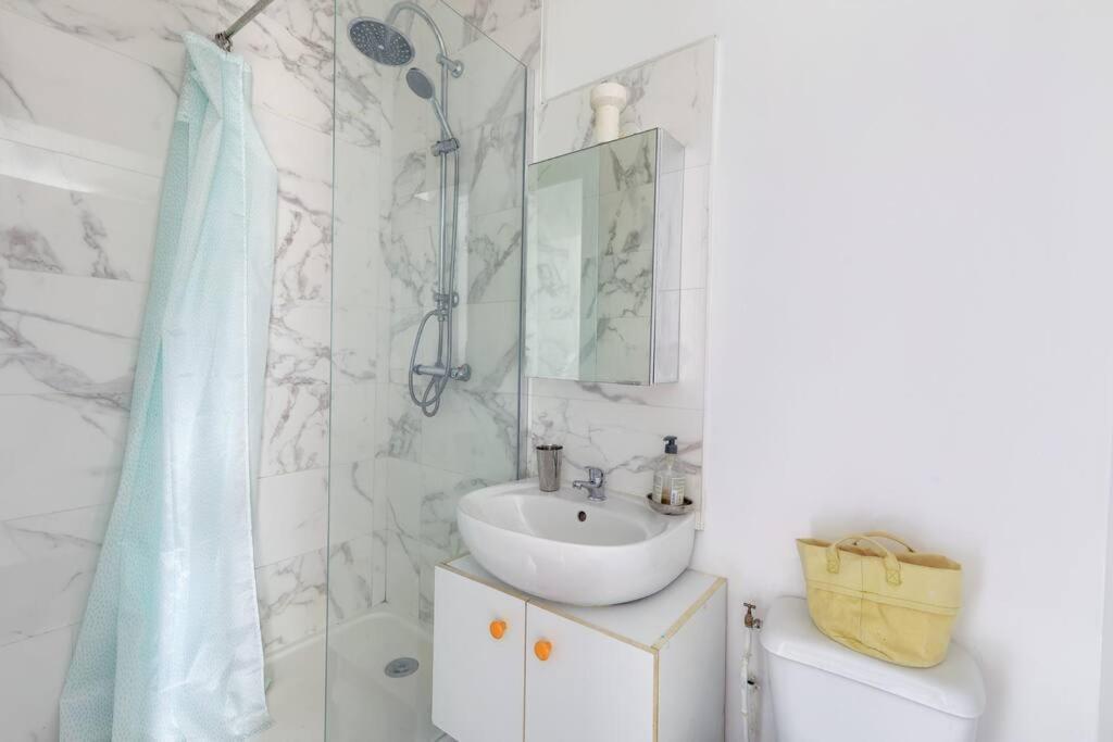 Pour 3 - Confort Moderne, Proche Metro Apartment