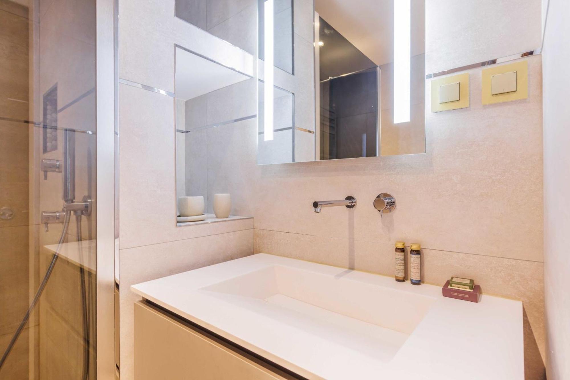 Authentic - 3br-8p - La Apartment *